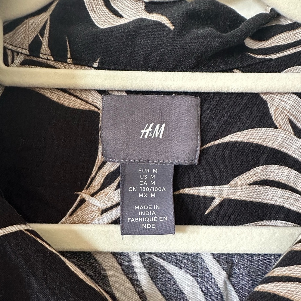 H&M Black and White Leaf Patterned Shirt - Picture 2 of 4